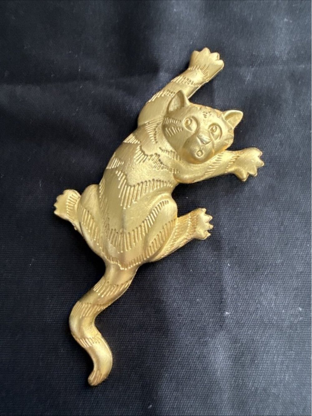 Vintage JJ 1988 Brushed Gold Tone Climbing Kitty Cat Pin Brooch